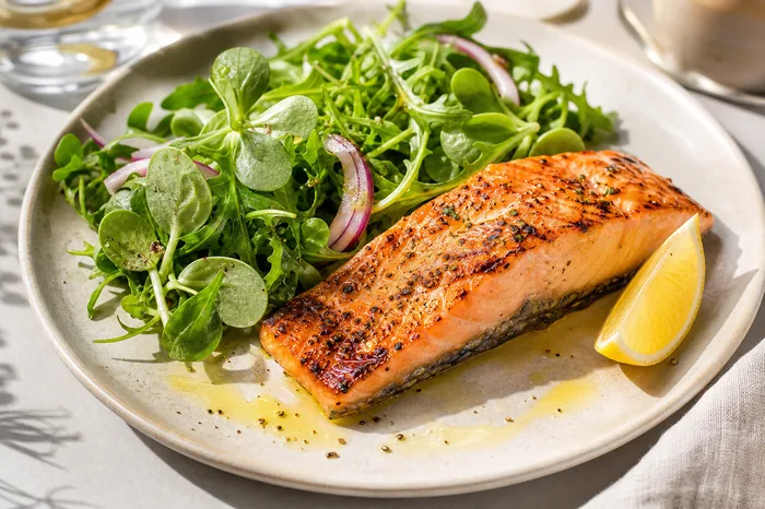 Izgara somon ve yeşil salata